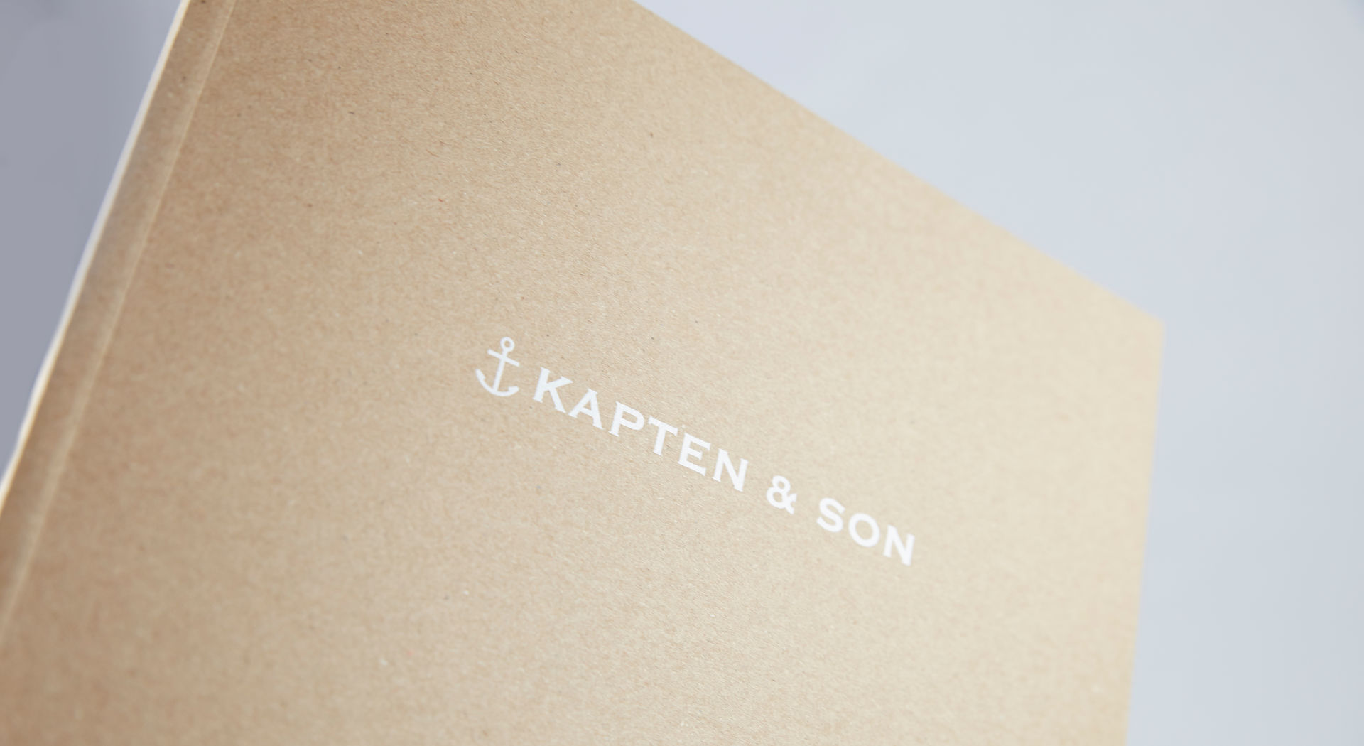 Kapten&Son, Katalog, Klebebindung, Blindprägung